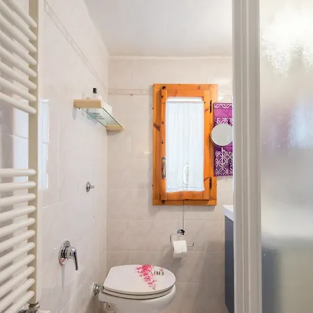 Colorful Sant'ambrogio Apartment Florence