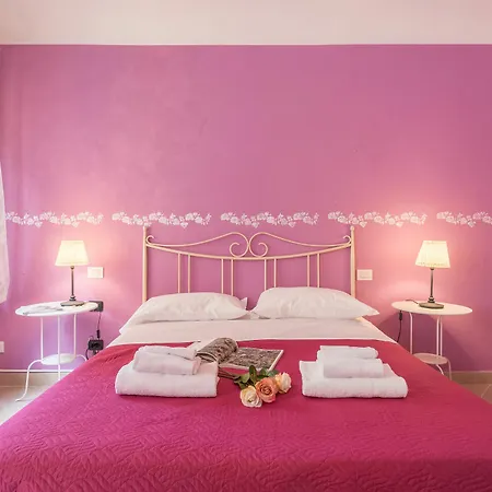 Colorful Sant'ambrogio Apartment *